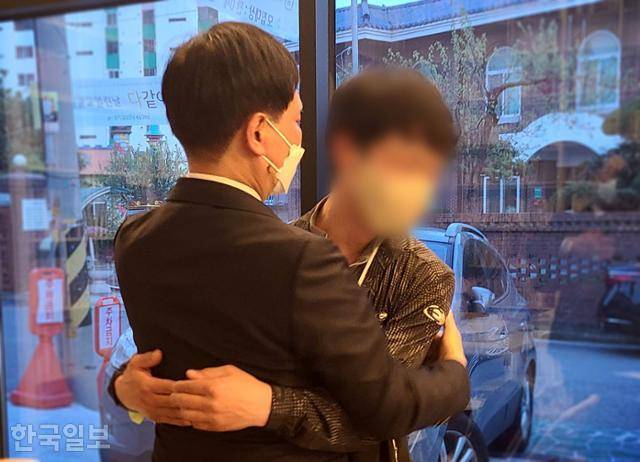 '삼례나라슈퍼 강도치사 사건'에서 범인으로 몰려 억울한 옥살이를 했던 '삼례 3인조' 임명선(오른쪽)씨가 17일 전북 완주군 삼례읍의 한 카페에서 당시 주임검사였던 최성우 변호사의 사과를 받아들여 용서하고 껴안고 있다. 완주=이유지 기자