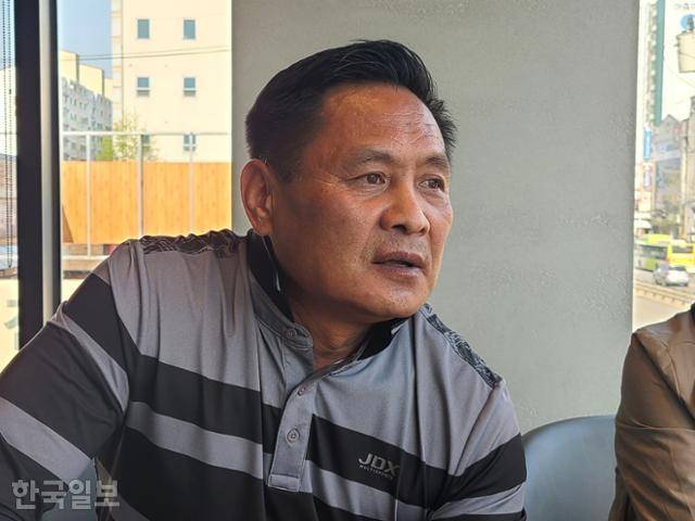 '삼례나라슈퍼 강도치사 사건'으로 사망한 고(故) 유모 할머니의 막내 사위 박성우씨가 17일 전북 전주의 한 카페에서 한국일보 인터뷰에 응하고 있다. 박씨가 당시 기록으로 남긴 현장검증은 추후 '삼례 3인조' 재심에서 결정적인 역할을 했다. 전주=이유지 기자