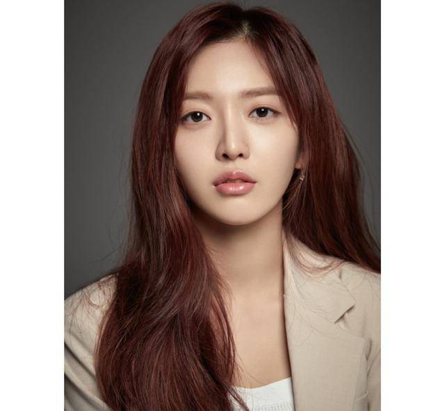 찬미가 어머니의 성을 따르기로 했다고 밝혔다. FNC엔터테인먼트 제공