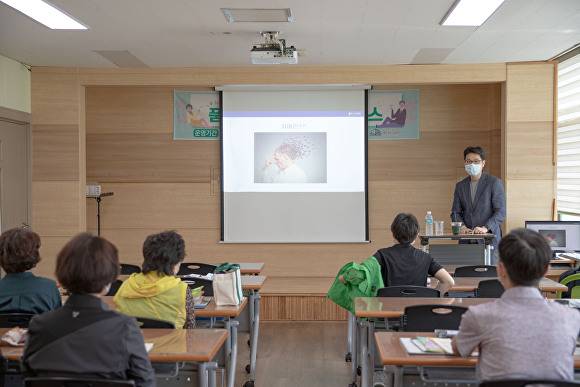 지난 22일 정은환 신경과 진료과장이 영덕군 50세 이상 시니어를 대상으로 '치매 그것이 알고 싶다'란 주제로 치매 극복 특강을 열고 있다. [사진=에스포항병원]