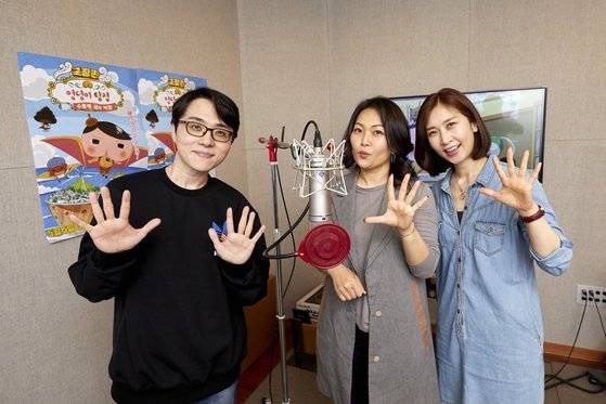 소중 학생기자단이 ‘극장판 엉덩이 탐정: 수플레 섬의 비밀’의 목소리 주인공 성우 남도형·김은아·소연(왼쪽부터)을 만나 영화와 성우에 대한 궁금증을 해결했다.