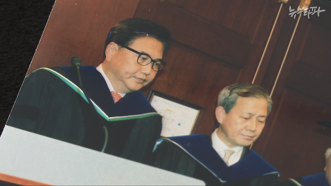 박진 외교부 장관 후보자(왼쪽)가 한국외대 석좌교수로 재직하던 시기, 대학 총장은 김인철 교육부 장관 후보자(오른쪽)였다. 사진은 두 후보자가 2015년 10월 한국외대 행사에 함께 참석한 모습.