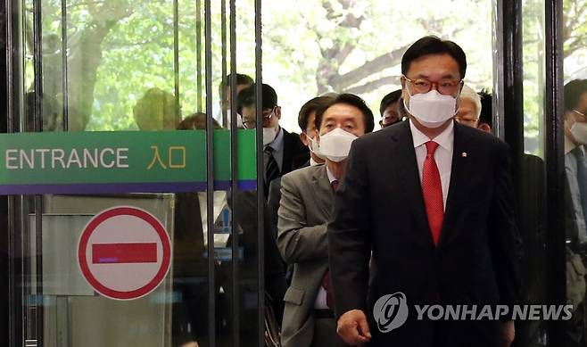 외무성 들어가는 한일 정책협의단 (도쿄=연합뉴스) 이세원 특파원 = 정진석 국회부의장 등 윤석열 대통령 당선인이 일본에 파견한 한일 정책협의대표단이 25일 오전 하야시 요시마사 일본 외무상을 면담하기 위해 일본 외무성 청사로 들어가고 있다.