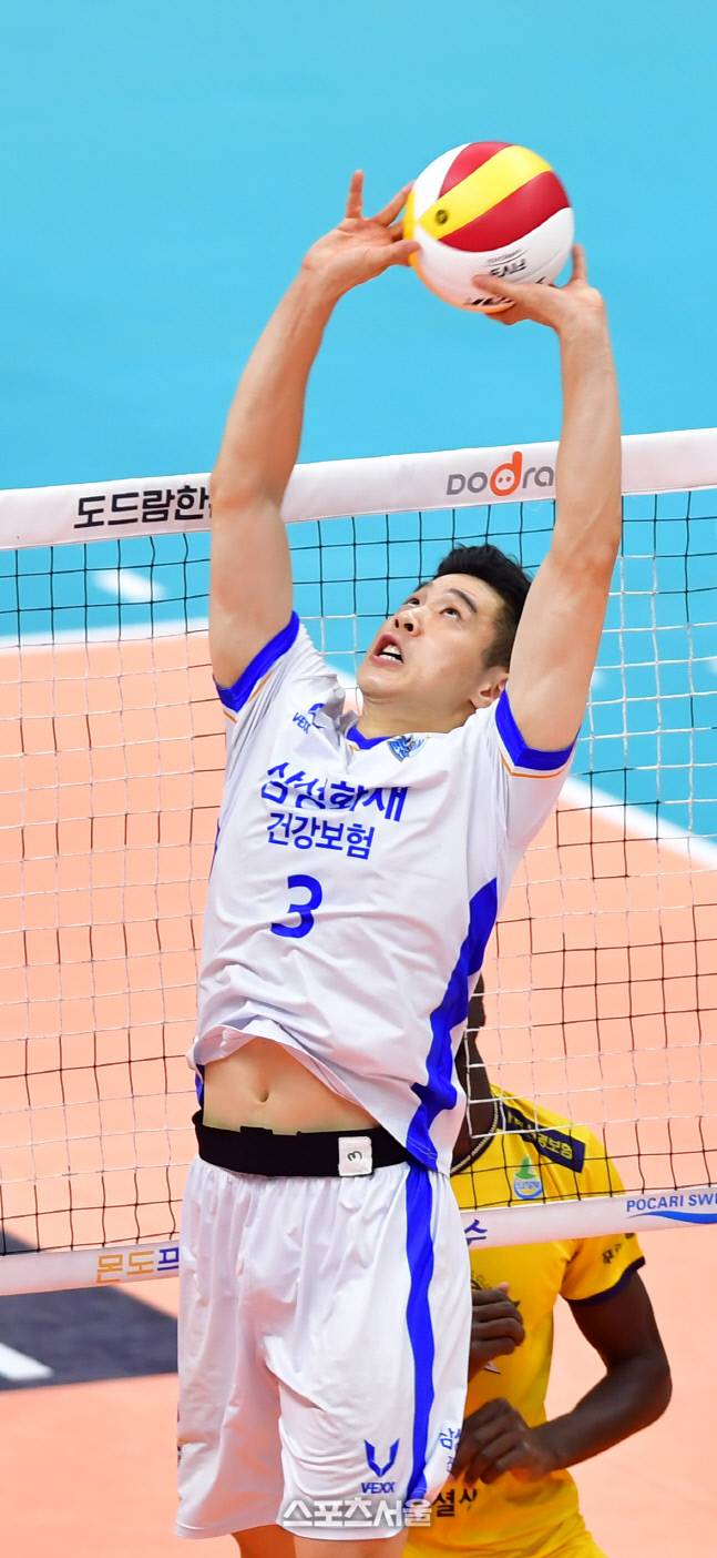 삼성 세터 황승빈이 28일 의정부체육관에서 열린 2021-22프로배구 KB손해보험과 삼성화재의 경기에서 힘겹게 토스를 하고 있다. 2021.11.28.의정부 | 강영조기자kanjo@sportsseoul.com