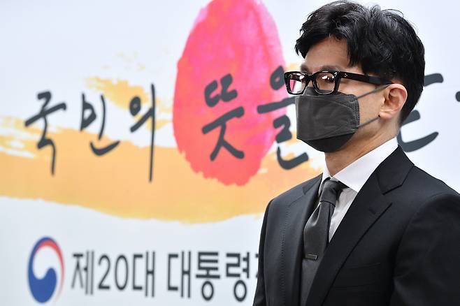 지난 13일 2차 내각 발표 기자 회견장에서의 한동훈 법무부 장관 후보자. 한 후보자의 마스크 색과 넥타이 색이 '맞춤'한 듯 같다며 화제이기도 했다. 이 외에도 마스크 색상을 의상과 맞춘 경우가 종종 눈에 띄었다. 또 넥타이 딤플(쏙 들어가게 매는 것), 넥타이 핀 등도 한 후보자 스타일을 완성하는 요소다. /인수위사진기자단