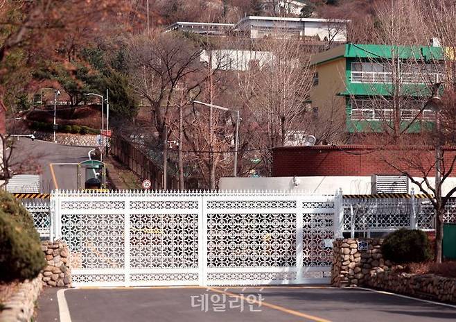 지난 3월 20일 촬영한 외교장관 공관 등 다수 공관이 들어선 서울 용산구 한남동 공관 입구 ⓒ연합뉴스