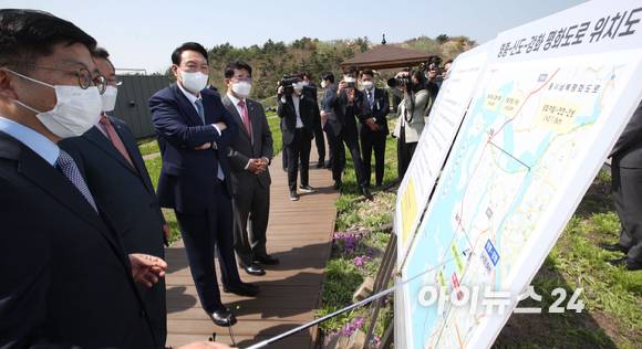 윤석열 대통령 당선인이 26일 인천 중구 운서동 영종하늘문화센터에서 배준영 국민의힘 의원, 유정복 전 인천시장과 함께 인천 영종~신도~강화 평화도로 건설현장을 둘러보고있다. [사진=인수위 사진기자단]