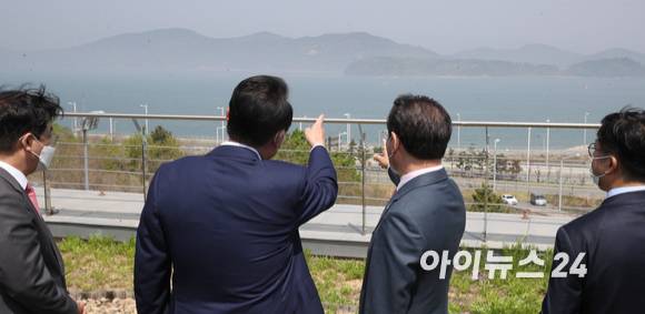 윤석열 대통령 당선인이 26일 인천 중구 운서동 영종하늘문화센터에서 배준영 국민의힘 의원, 유정복 전 인천시장과 함께 인천 영종~신도~강화 평화도로 건설현장을 둘러보고있다. [사진=인수위 사진기자단]