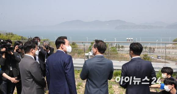 윤석열 대통령 당선인이 26일 인천 중구 운서동 영종하늘문화센터에서 배준영 국민의힘 의원, 유정복 전 인천시장과 함께 인천 영종~신도~강화 평화도로 건설현장을 둘러보고있다. 바다건너 강화도가 보인다. [사진=인수위 사진기자단]