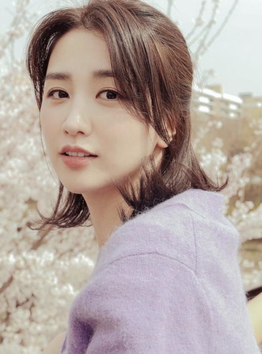 Park Ha-sun, who is active as a Cinetown DJ, is attracting the attention of netizens with surprise confessions that he is Victims in school violence in the past.Park Ha-sun said,  (School is not easy to recover) at SBS PowerFM Cinetown, which was broadcast live on the morning of the 26th, and said that he had been subjected to school violence during his school days.On the same day, director Kim Ji-hoon and actor Chun Woo-hee, who directed the movie I Want to See Your Parents Face as guests, appeared, and mentioned that there was a scene in which a student named Kim Gun-woo was hit by the same class friends or teased.Park Ha-sun surprised everyone by saying, I was not so much (like the movie scene), but I threw my textbook out the window or went to the morning and there was no desk.I did not just react, Park Ha-sun said, and I did (write) chalk on my desk in front of me.I was saddened to hear that (the friends) had quit very soon because it was not fun, but the memory lasted very long. She seemed to have been a popular star since her school days with her beautiful appearance. She was the victim of school violence and Confessions.He showed the pain of the past that he had buried in his heart, and he got sympathy and support from the listeners.The perpetrators, who have suffered unforgettable pains for the Victims over the years, can only hope they realize their faults and repent.Park Ha-sun is married to Ryu Soo-young and has a daughter in the past, and they are well received for expressing their affection for each other through SNS and broadcasting.Now, her husband Ryu Soo-young is standing by her side with a sense of surrogate excitement and warmth.Meanwhile, Park Ha-sun recently appeared on Kakao TV Currently, he is working as a DJ on SBS PowerFM Cinetown and this broadcast is broadcast every day at 11 am.SNS