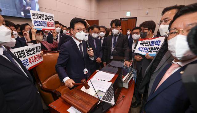 박광온 법제사법위원회 위원장이 27일 새벽 서울 여의도 국회에서 열린 법제사법위원회 전체회의에서 '검수완박(검찰 수사권 완전 박탈)' 법으로 불리는 '검찰청법·형사소송법' 개정안을 단독으로 가결시키고 있다. 뉴스1