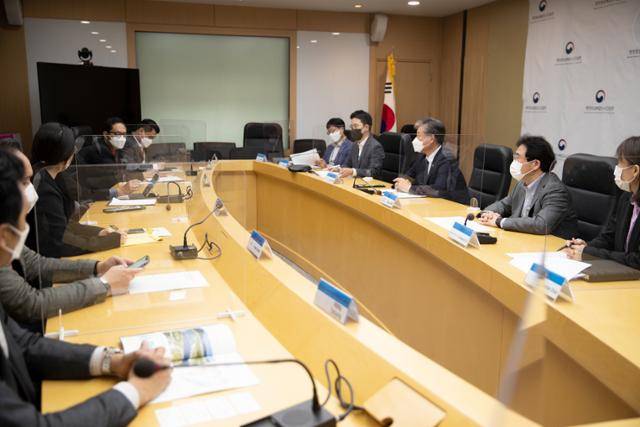 주한 인도네시아 대사와 일행이 25일 행정중심복합도시건설청에서 박무익 청장 등으로부터 세종시 건설 경험에 대해 이야기 듣고 있다. 행복청 제공