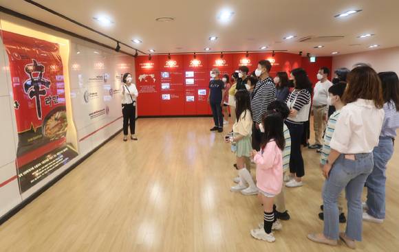 농심 공장 임직원 가족 견학 모습 [사진=농심]