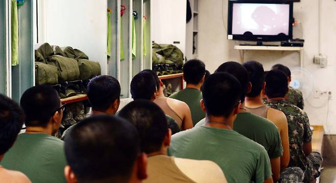 윤일병 사망사건과 28사단 소속 관심사병 2명이 휴가를 나와 숨진 채 발견된 가운데 12일  28사단 사고부대에서 장병들이 인권교육을 받고 있다. 황진환 기자