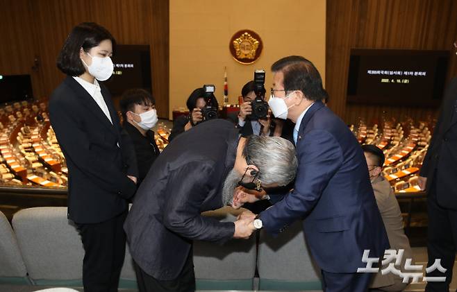 15일 국회 본회의장 방청석에 고 이예람 중사 아버지 이모씨와 박지현 더불어민주당 공동비대위원장이 착석하자 본회의 전 박병석 국회의장이 방청석으로 올라와 인사를 하고 있다. 윤창원 기자