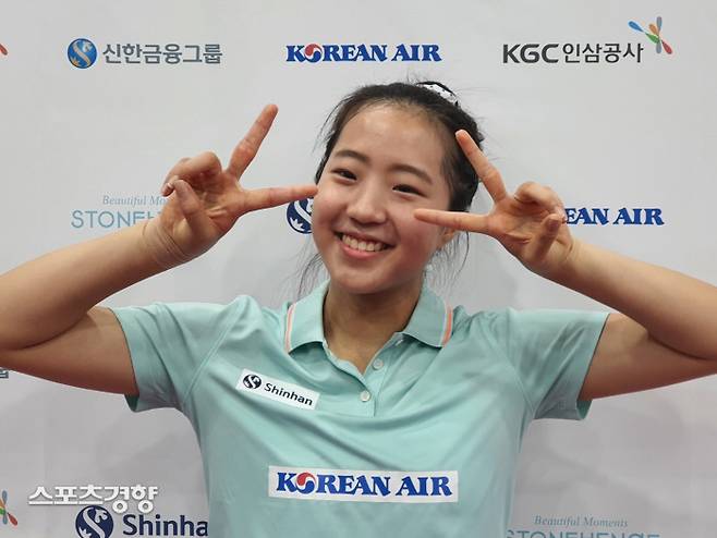 신유빈이 27일 인천 대한항공 탁구단 훈련장에서 취재진과 만나 기념사진을 촬영하고 있다. 인천 | 황민국 기자