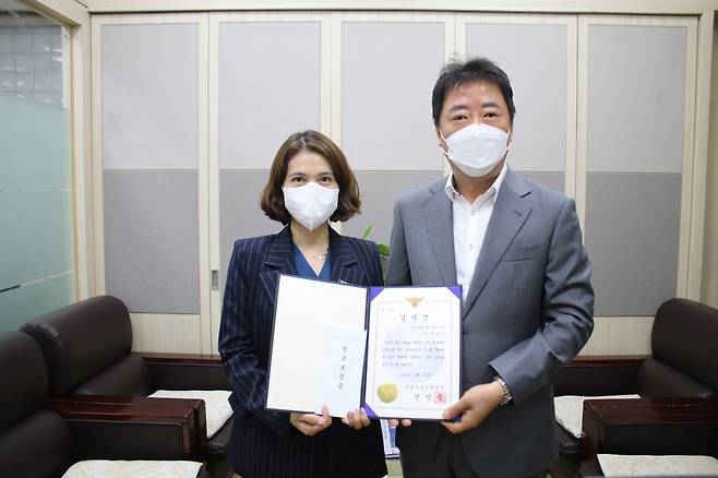 보이스피싱 예방 감사장 수여받는 남서울농협 교대역지점 직원 A씨 [서초경찰서 제공. 재판매 및 DB 금지]