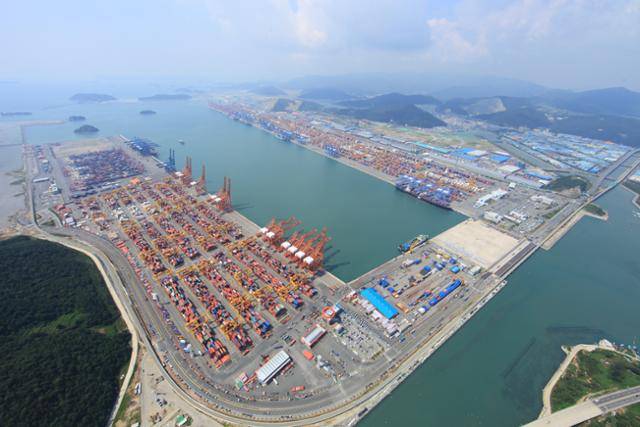 부산신항 전경. 경남도 제공