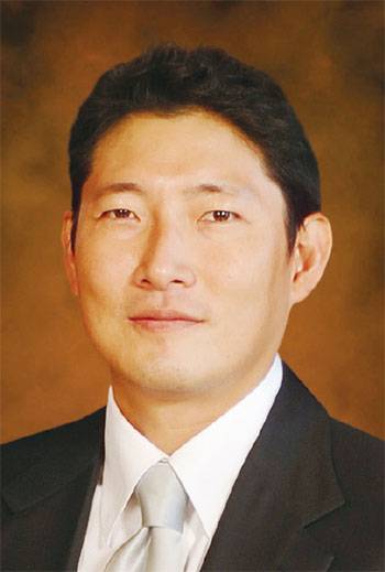 1968년생/ 예일대 정치학과/ 게이오대 법학대학원 석사/ 효성 전략본부 상무/ 효성 무역PG장/ 효성 섬유·정보통신PG장 겸 전략본부장(사장)/ 2017년 효성 회장(현)