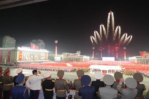 25일 북한 평양 김일성광장에서 열린 조선인민혁명군 창건 기념식에서 김정은 국무위원장 등이 북한군 전투기들의 야간 축하비행을 바라보고 있다. 평양=노동신문·뉴스1