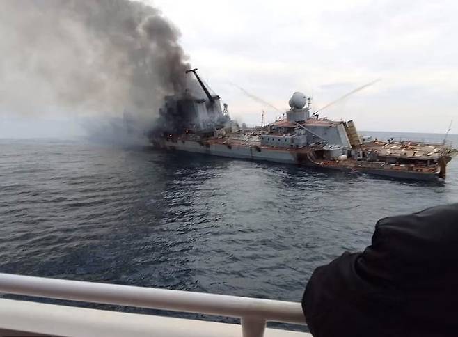 러시아 흑해함대의 상징으로 여겨지는 모스크함은 지난 14일 우크라이나군의 지대함 미사일에 맞아 침몰했다. / 유크레인 웨폰스 트래커 트위터