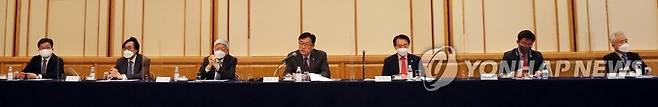 특파원 간담회에 참석한 한일정책협의대표단 (도쿄=연합뉴스) 이세원 특파원 = 윤석열 대통령 당선인이 파견한 한일 정책협의대표단(단장 정진석 국회 부의장)이 28일 오전 일본 도쿄의 한 호텔에서 귀국을 앞두고 한국 언론사 특파원들과 간담회를 하고 있다. 왼쪽부터 우정엽 세종연구소 연구위원, 장호진 전 주캄보디아 대사, 윤덕민 전 국립외교원장, 정 부의장, 김석기 국민의힘 의원(부단장, 한일의원연맹 간사장), 박철희 서울대 국제대학원 교수(대통령직인수위원회 외교안보분과 전문위원), 이상덕 전 주싱가포르 대사.
