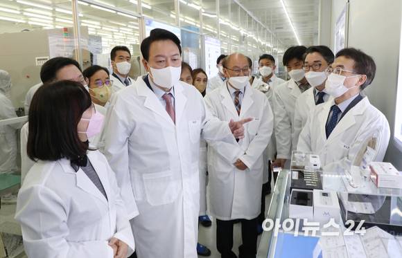 윤석열 대통령 당선인이 29일 오전 대전 한국과학기술원(KAIST) 내 나노종합기술원을 방문해 반도체 연구 현장을 둘러보던 중 나노기술을 접목한 코로나검사키트에 대한 설명을 듣고 있다. [사진=인수위 사진기자단]