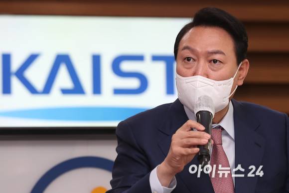 윤석열 대통령 당선인이 29일 오전 대전 한국과학기술원(KAIST) 내 나노종합기술원을 방문해 학생들과 간담회를 갖고 있다. [사진=인수위 사진기자단]