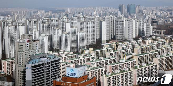 (서울=뉴스1) 황기선 기자 =  정부의 12.16 부동산대책 후 새해 들어 강남 재건축 단지에 급매물이 늘고 있다. 5일 현지 중개업소에 따르면 강남의 고가 재건축 단지는 고점 대비 3억~5억원 이상 떨어진 급매물이 속출, 거래도 동반 실종됐다고 밝혔다. 사진은 이날 서울시내 아파트 단지 모습. 2020.1.5/뉴스1
