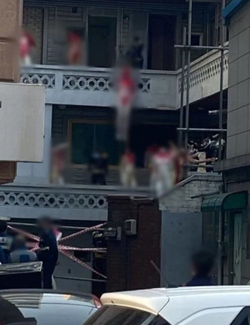 서울 금천구 가산동의 한 다세대주택에 등장한 수십 개의 마네킹들.