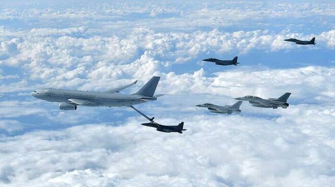 우리 공군 공중급유기 KC-330 시그너스가 F-15K에 급유하고 있다