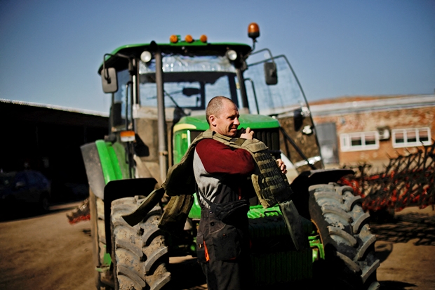 26일(현지시간) 돈바스와 인접한 우크라이나 남동부 자포리자에서 농부 올레크시이(43)가 방탄조끼를 챙겨 입고 있다./로이터 연합뉴스