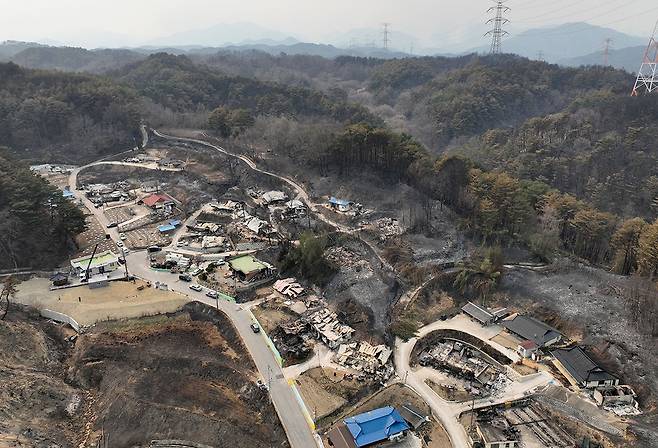 울진 화재가 5일째 이어지던 지난 3월8일 경북 울진군 북면 신화리 마을의 20여 가구가 전소되었다.ⓒ시사IN 조남진