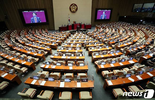 권성동 국민의힘 원내대표가 27일 서울 여의도 국회에서 열린 검찰의 수사·기소권 분리(검수완박) 법안 처리를 위한 본회의에서 검찰청법 일부개정법률안(대안)에 대한 무제한토론(필리버스터)을 하는 가운데 더불어민주당 의원석이 텅 비어 있다. (공동취재) 2022.4.27/뉴스1 © News1 유승관 기자