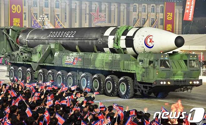 (평양 노동신문=뉴스1) = 지난 25일 조선인민혁명군 창건 90주년 열병식에서 북한이 선보인 '화성-17형' 대륙간탄도미사일(ICBM). [국내에서만 사용가능. 재배포 금지. DB 금지. For Use Only in the Republic of Korea. Redistribution Prohibited] rodongphoto@news1.kr