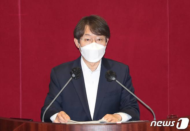 최기상 더불어민주당 의원이 30일 서울 여의도 국회에서 열린 제396회 국회(임시회) 제1차 본회의에서 ‘검수완박’ 법안의 한 축을 이루고 있는 형사소송법 일부개정법률안에 대한 필리버스터(무제한 토론)를 하고 있다. (공동취재) 2022.4.30/뉴스1 © News1 이재명 기자