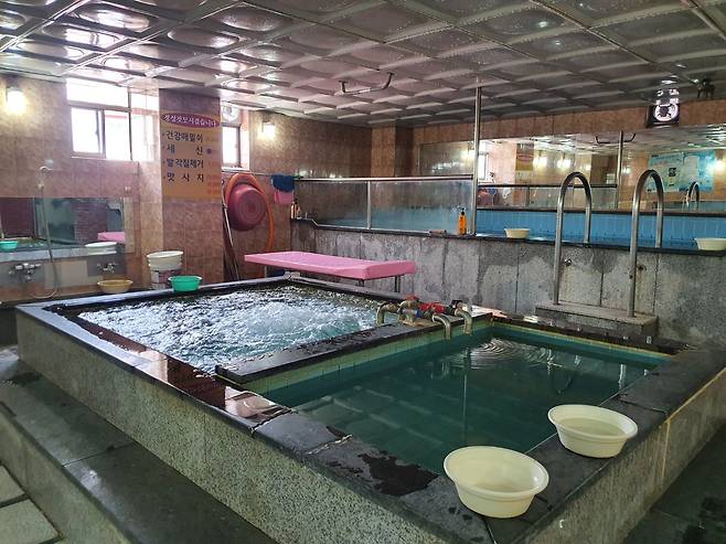 28일 오후 서울 서초구 양재동의 한 목욕탕이 텅 비어있다./오귀환 기자
