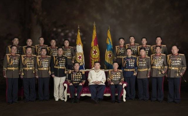 김정은 북한 국무위원장이 지난 25일 조선인민혁명군 창건 90주년을 맞아 진행된 열병식을 지휘한 군 장성들을 만나 격려했다고 30일 당 기관지 노동신문이 보도했다. 뉴스1/노동신문