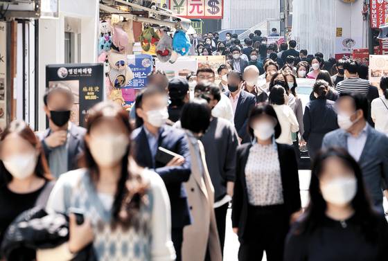 지난 20일 서울 중구 명동 거리. 시민들의 얼굴이 모자이크 처리돼 있다. [연합뉴스]