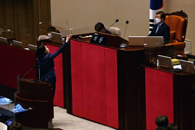 국민의힘 배현진 의원이 30일 오후 국회 본회의에서 의사진행 발언하던 중 뒤돌아서서 국회의장에게 항의하고 있다. /사진=연합뉴스