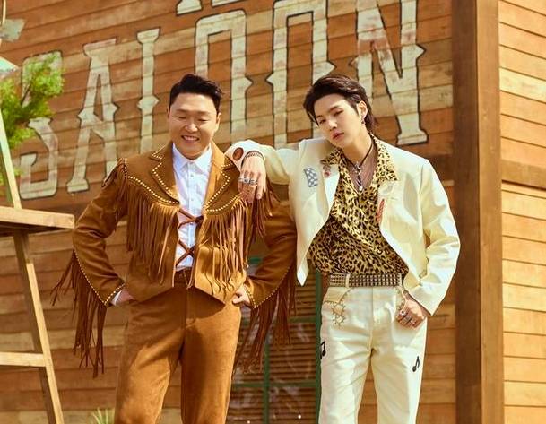 '댓 댓' 뮤직비디오의 한 장면. 오른쪽은 싸이의 타이틀곡을 공동 프로듀싱과 피처링한 BTS 멤버 슈가. 뉴시스