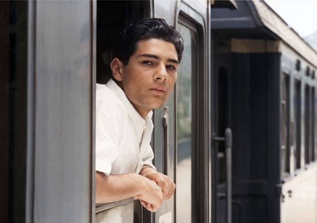 토토는 알프레도의 권유에 따라 마을을 떠나고 30년 동안 돌아오지 않는다. <사진 제공=왓챠>