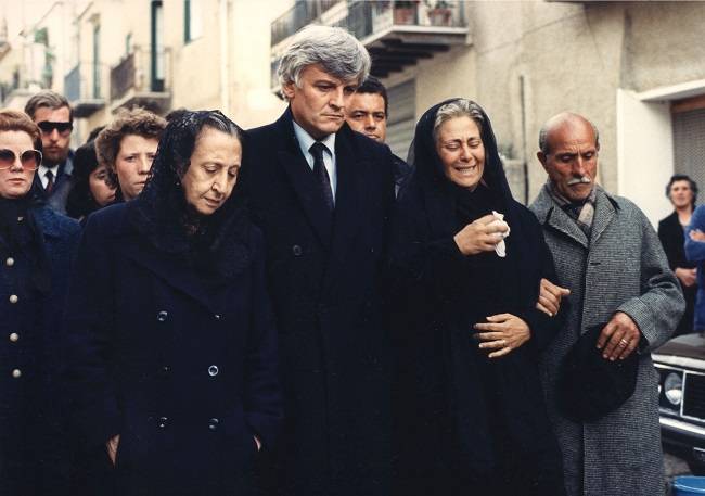 알프레도의 장례식 때문에 다시 찾은 고향에서 그는 큰 슬픔에 빠진다. 사랑 대신 일을 선택하게 한 알프레도의 선택은 과연 옳은 것이었을까 확신이 생기지 않는다.<사진 제공=왓챠>