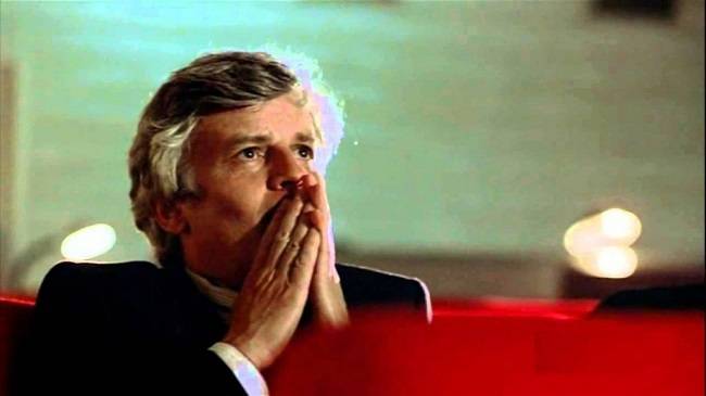 토토는 알프레도의 선물을 확인하고 감동을 받는다.<사진 제공=왓챠>