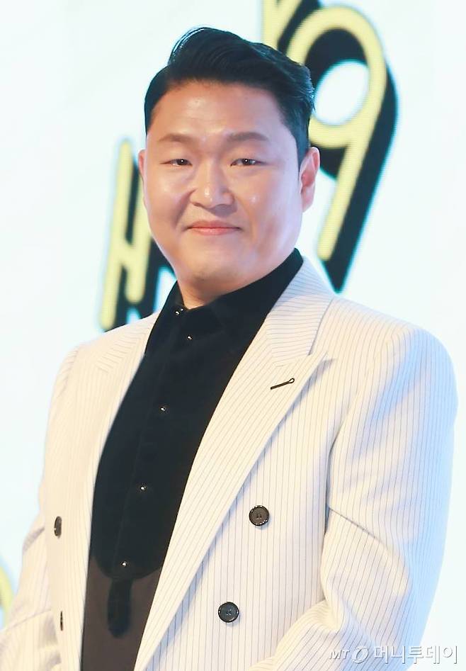 가수 싸이(PSY)가 29일 오후 서울 영등포구 페어몬트 앰배서더 서울에서 진행된 정규 9집 '싸다9' 발매기념 청음회에 참석해 포즈를 취하고 있다.  '싸이의 다채로운 9집'이라는 뜻을 갖고 있는 이번 앨범 '싸다9'는 '방탄소년단'(BTS) 멤버 슈가와 함께 공동 프로듀싱, 작사·작곡·편곡한 타이틀 곡 '댓 댓'(That That)을 비롯한 총 12곡이 수록됐다. /2022.04.29 /사진=이동훈 기자 photoguy@