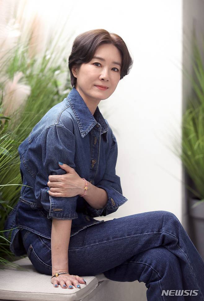 [서울=뉴시스] 조성우 기자 = 드라마 '군검사 도베르만'에 출연한 배우 오연수가 지난 28일 서울 강남구 한 카페에서 뉴시스와 인터뷰에 앞서 포즈를 취하고 있다. 2022.04.29. xconfind@newsis.com