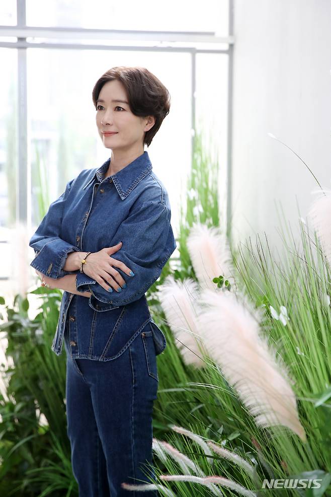 [서울=뉴시스] 조성우 기자 = 드라마 '군검사 도베르만'에 출연한 배우 오연수가 지난 28일 서울 강남구 한 카페에서 뉴시스와 인터뷰에 앞서 포즈를 취하고 있다. 2022.04.29. xconfind@newsis.com