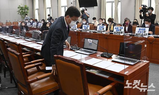 29일 서울 여의도 국회에서 열린 운영위원회에서 국민의힘 송언석 원내수석부대표가 발언한 후 자리를 뜨고 있다. 이날 운영위는 국민의힘이 불참한채 개최됐다. 이날 운영위는 국민의힘이 불참한채 중대범죄수사청(중수청) 발족 논의를 위한 사법개혁특별위원회(사개특위)를 국회 특위로 설치하는 결의안이 의결됐다. 윤창원 기자