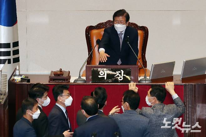 박병석 국회의장이 지난 27일 국회에서 열린 국회 본회의에서 여야 의원들에게 자리로 돌아갈 것을 말하고 있다. 윤창원 기자