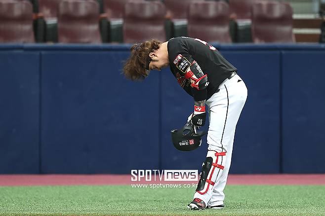 ▲ 올 시즌을 앞두고 kt 위즈로 이적한 박병호가 친정팀이었던 키움 히어로즈 팬들을 향해 인사를 건네고 있다. ⓒ곽혜미 기자